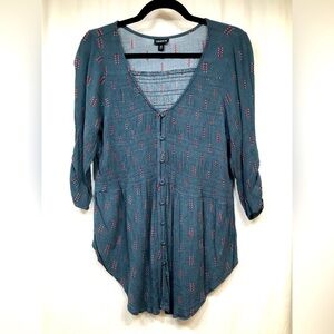 Torrid Top Shirt Size 00 M/L US 10 Blue Rayon Button Blouse Red Shapes
